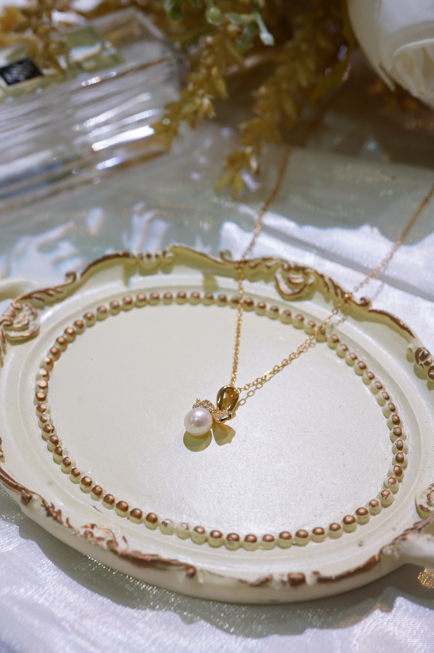 Small Bow-tie Freshwater Pearl Necklace