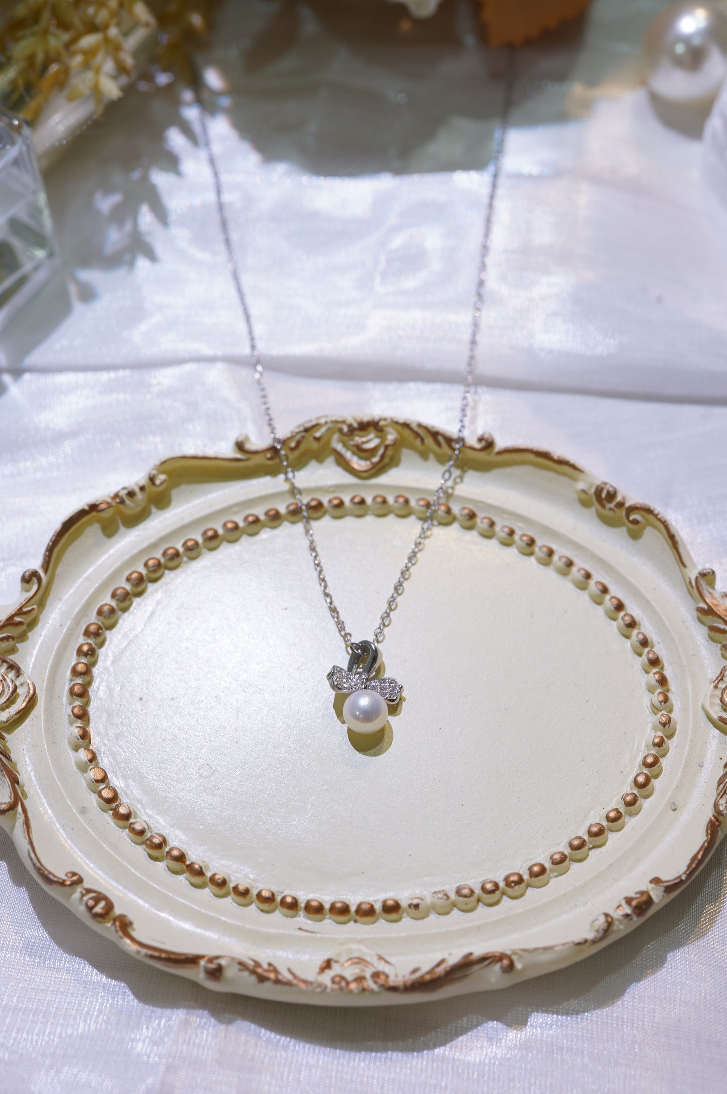 Small Bow-tie Freshwater Pearl Necklace