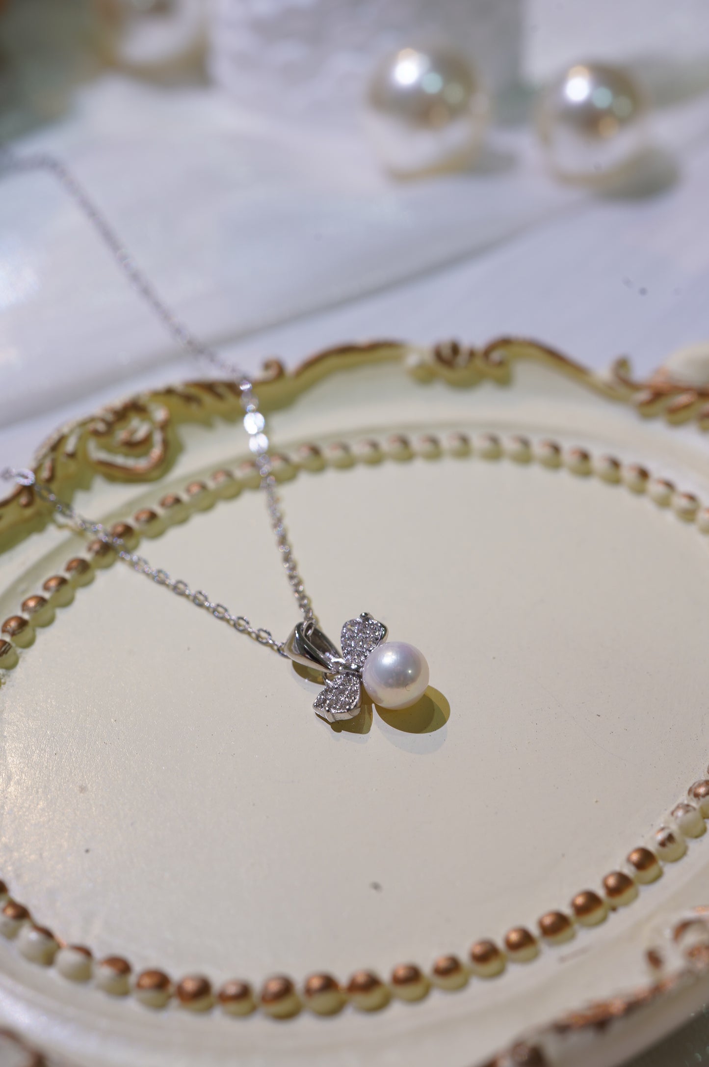 Small Bow-tie Freshwater Pearl Necklace