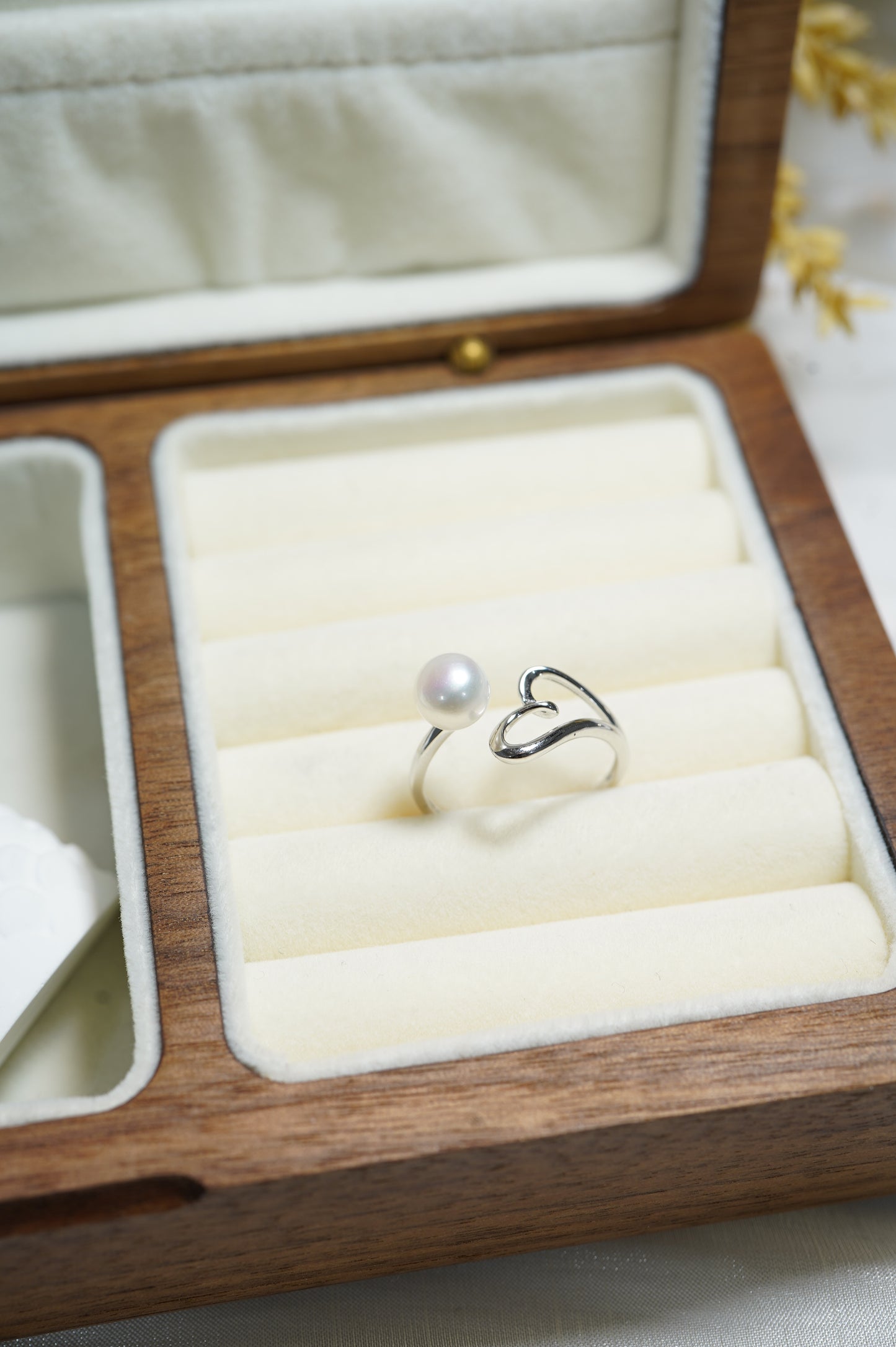 ‘Flying Hearts' Bun Freshwater Pearl Ring