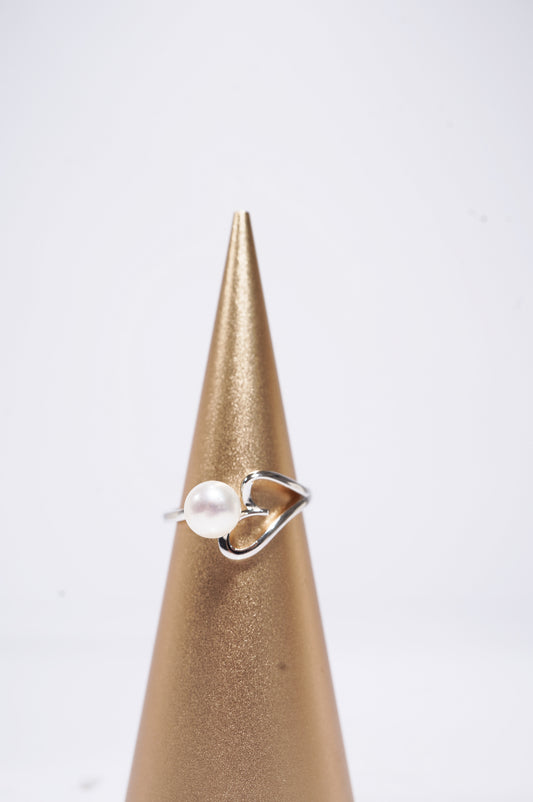 ‘Flying Hearts' Bun Freshwater Pearl Ring