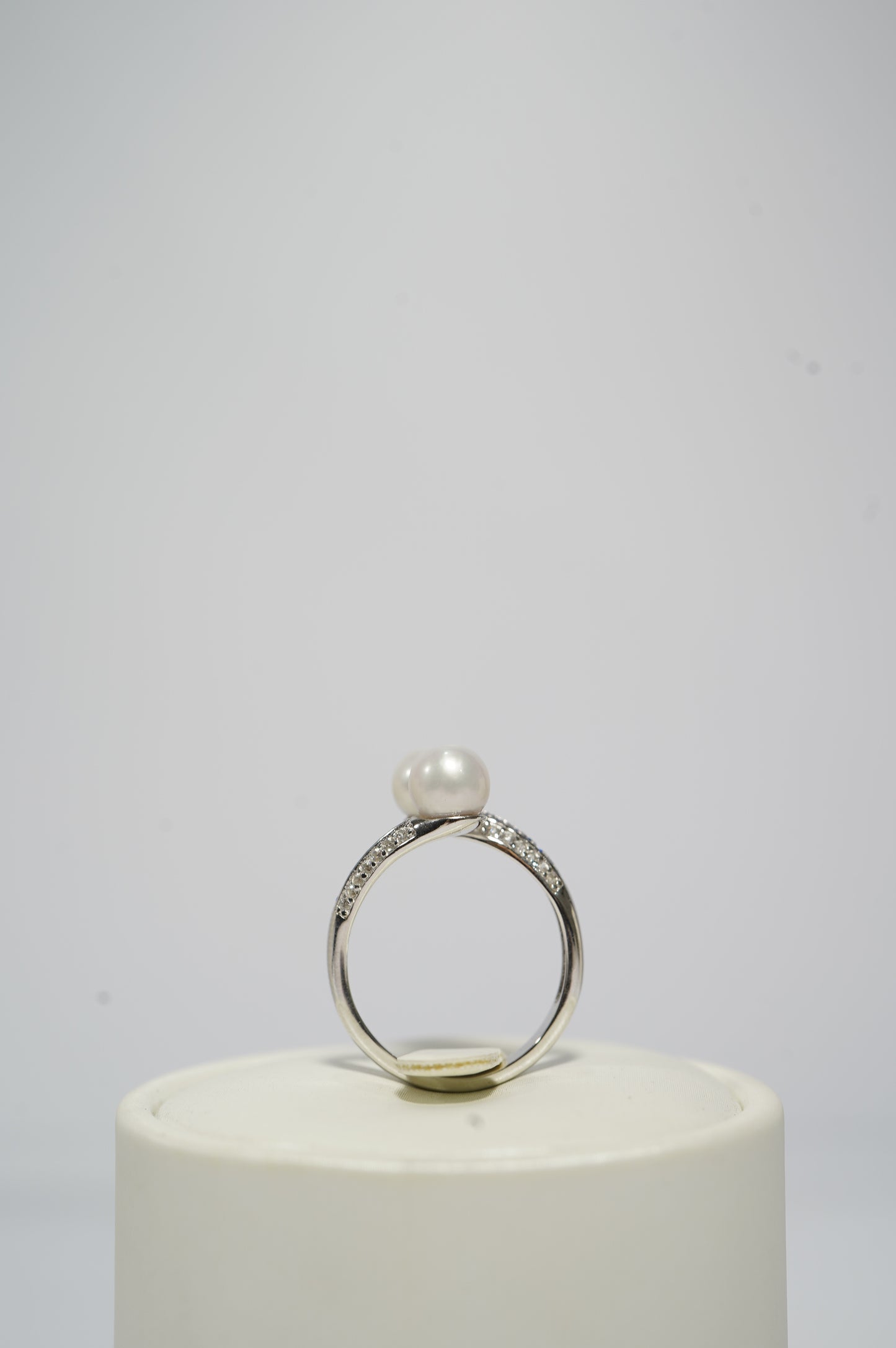 ‘Snake' Round Freshwater Pearl Ring