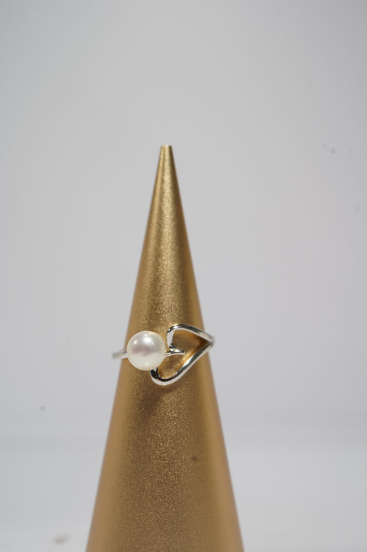 ‘Flying Hearts' Bun Freshwater Pearl Ring