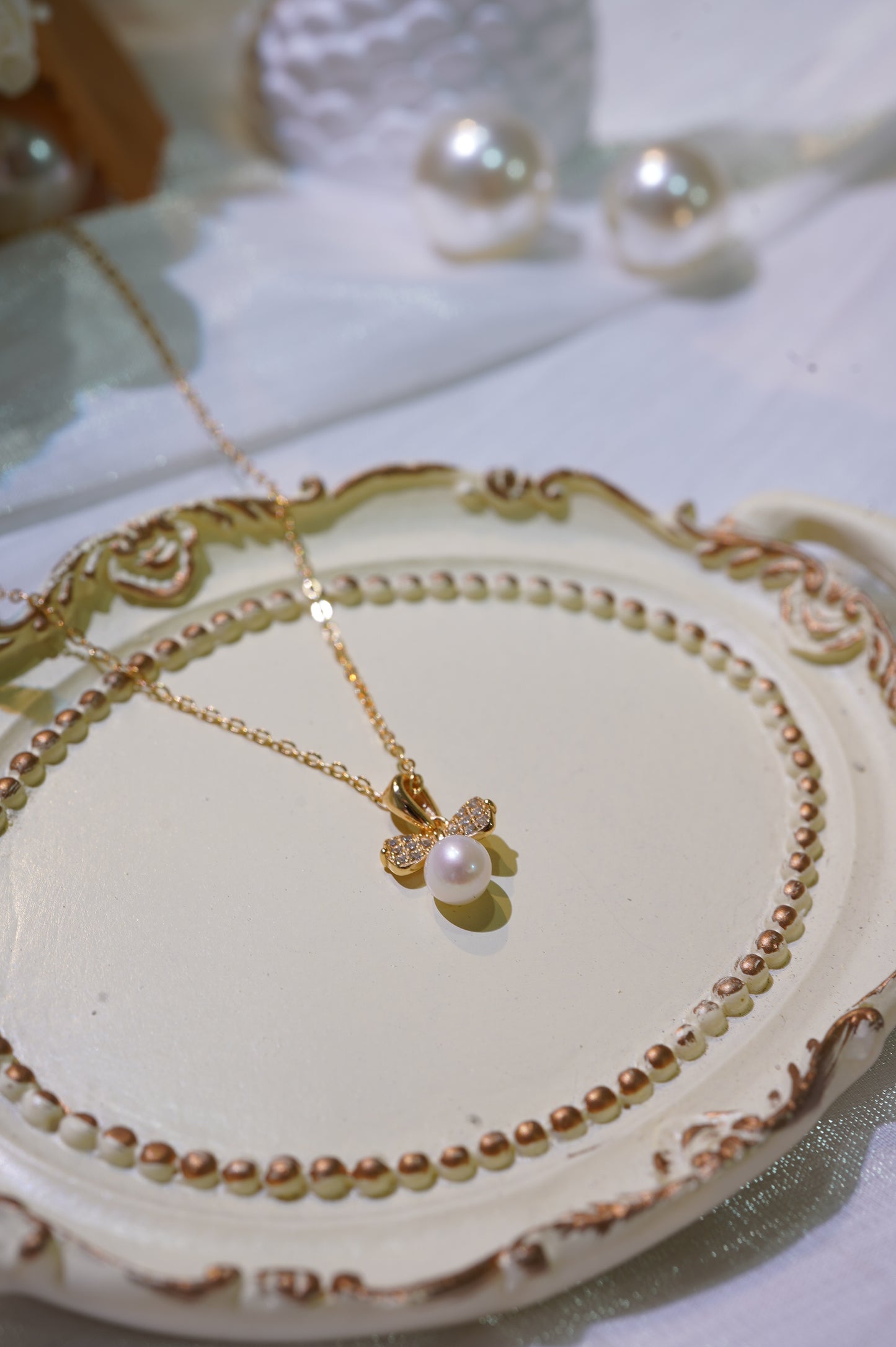 Small Bow-tie Freshwater Pearl Necklace