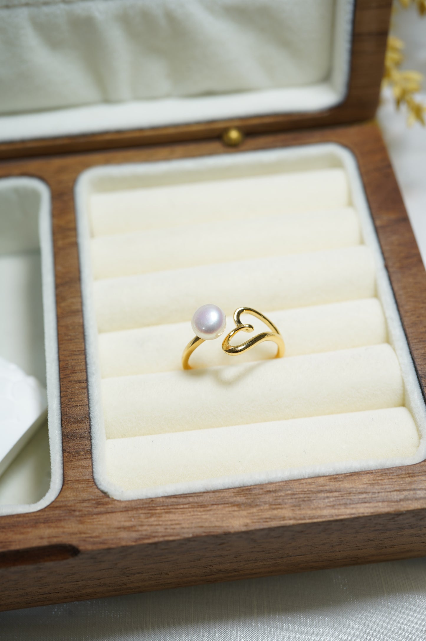 ‘Flying Hearts' Bun Freshwater Pearl Ring