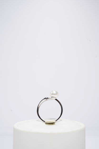 ‘Flying Hearts' Bun Freshwater Pearl Ring