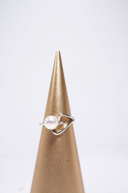 ‘Flying Hearts' Bun Freshwater Pearl Ring