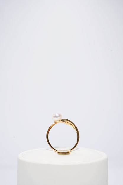 ‘Flying Hearts' Bun Freshwater Pearl Ring