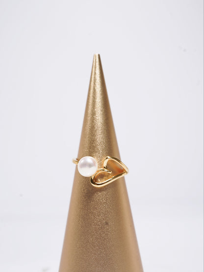 ‘Flying Hearts' Bun Freshwater Pearl Ring