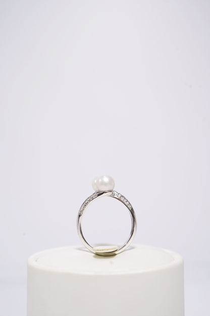 ‘Snake' Round Freshwater Pearl Ring