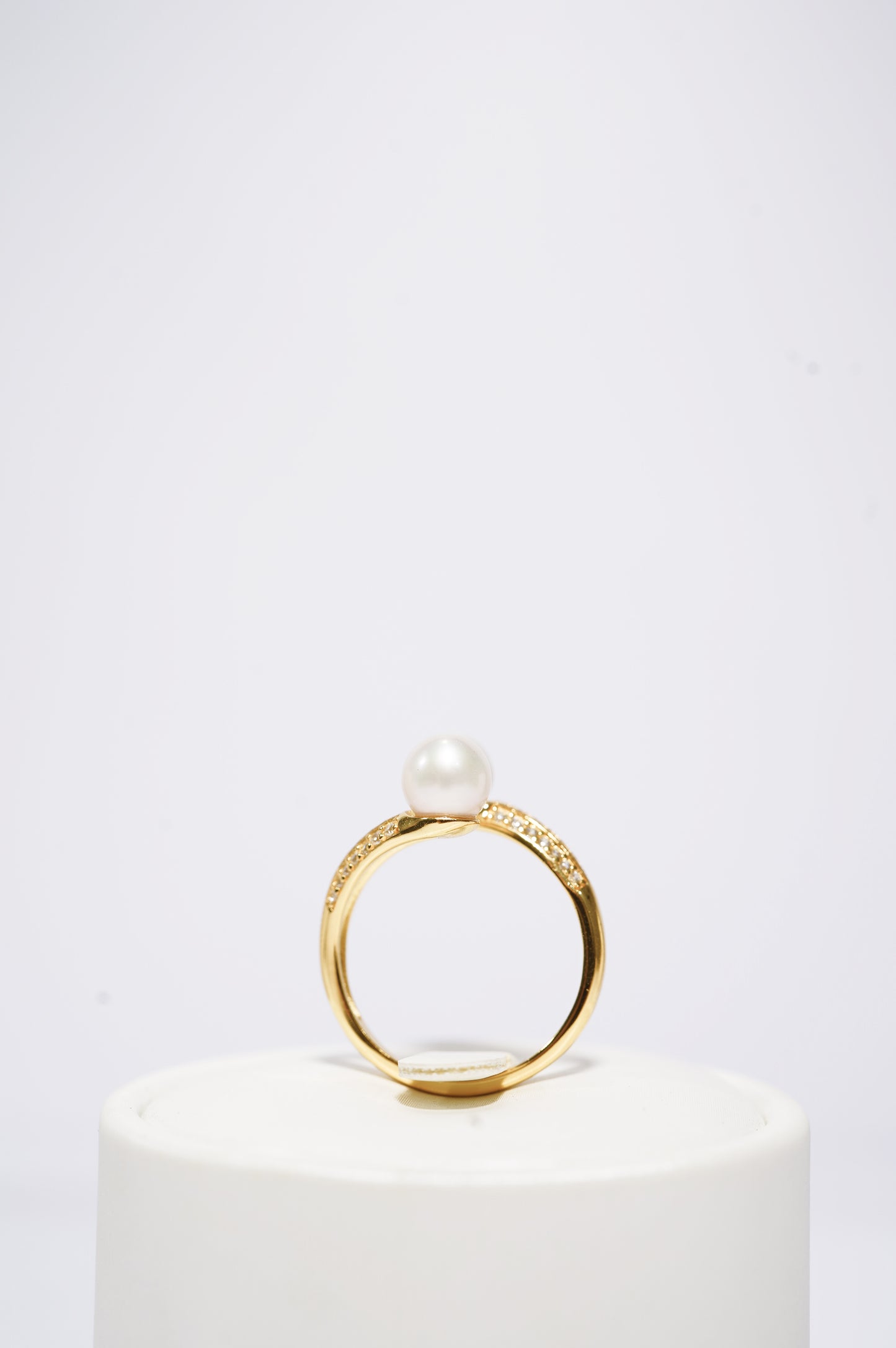 ‘Snake' Round Freshwater Pearl Ring