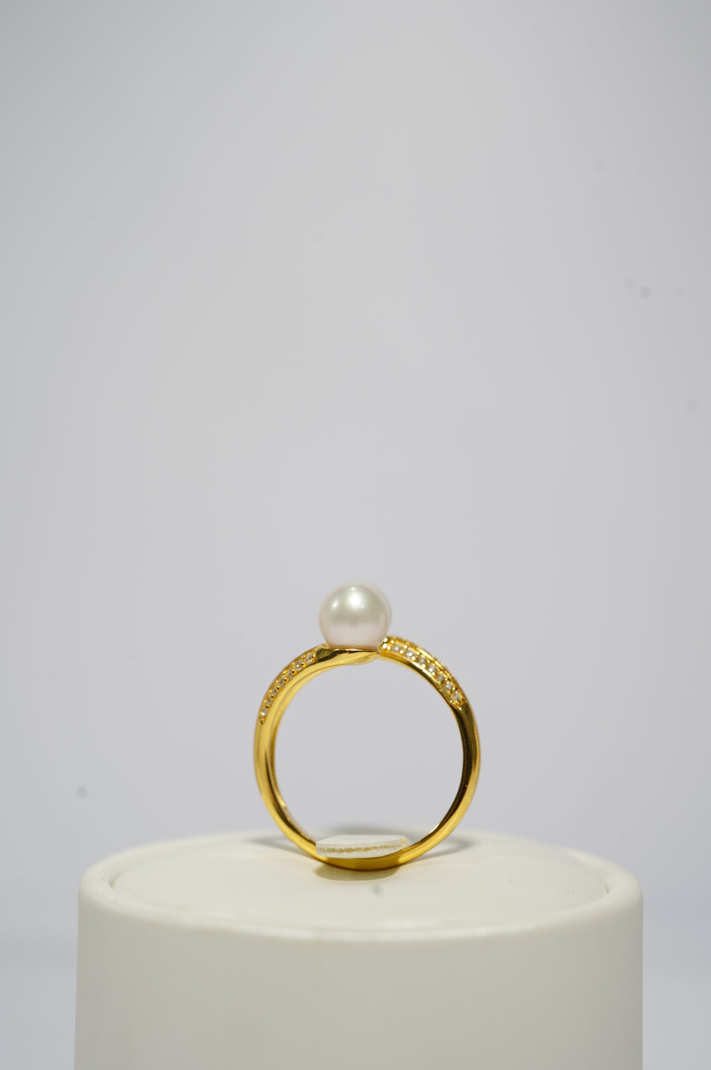 ‘Snake' Round Freshwater Pearl Ring