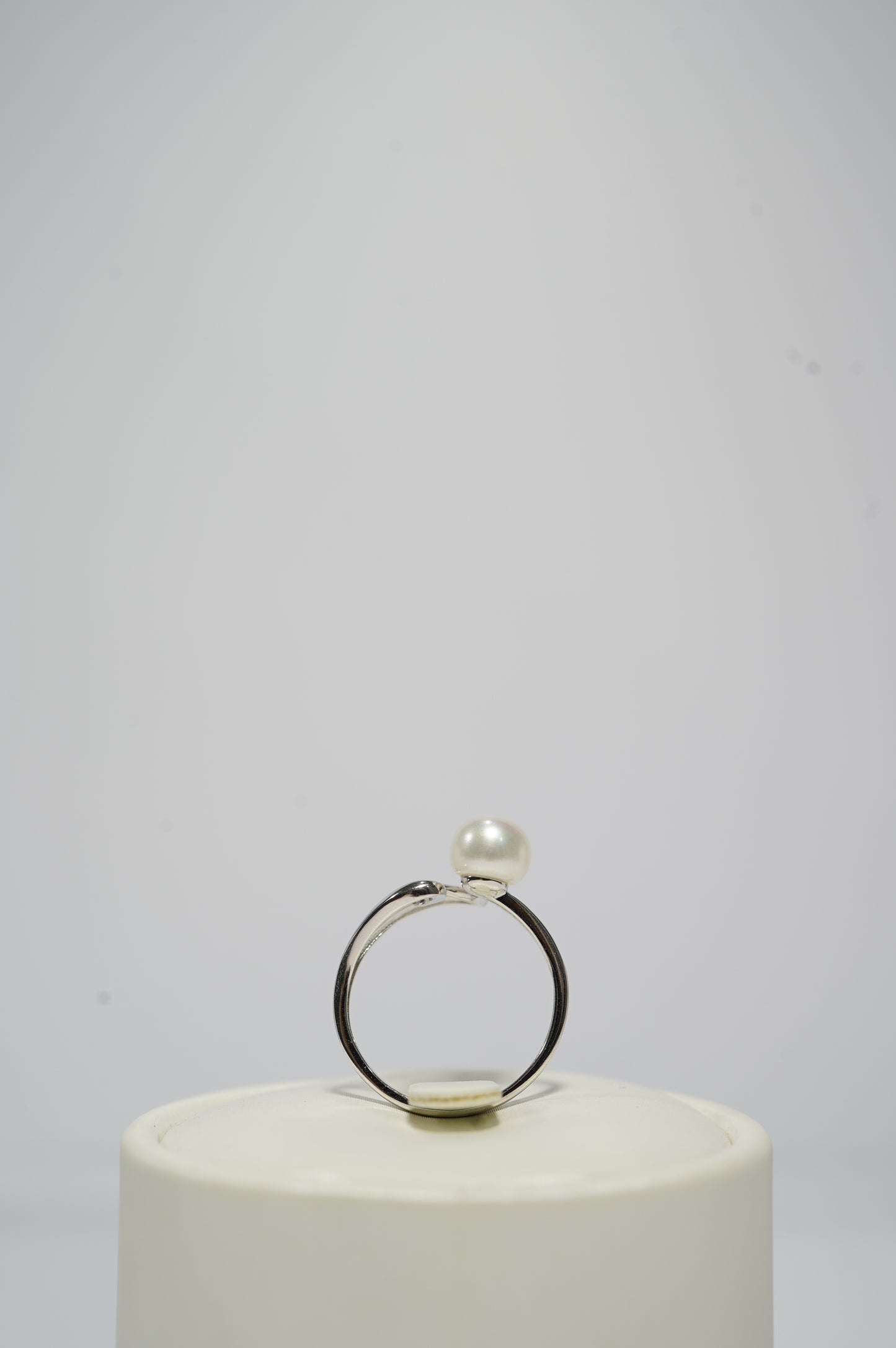 ‘Flying Hearts' Bun Freshwater Pearl Ring